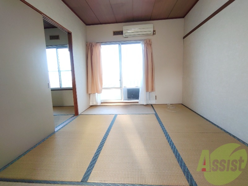 居室・リビング　広くきれいなリビングは明るい光も良く差します。