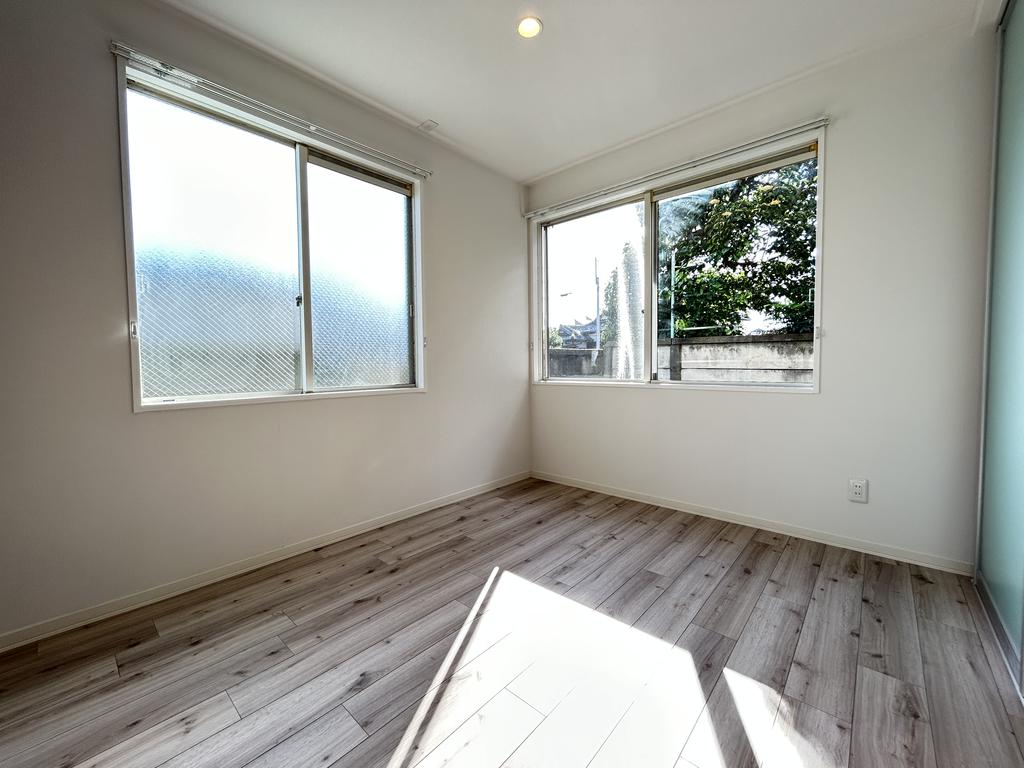 その他　東南角部屋の明るい洋室です♪