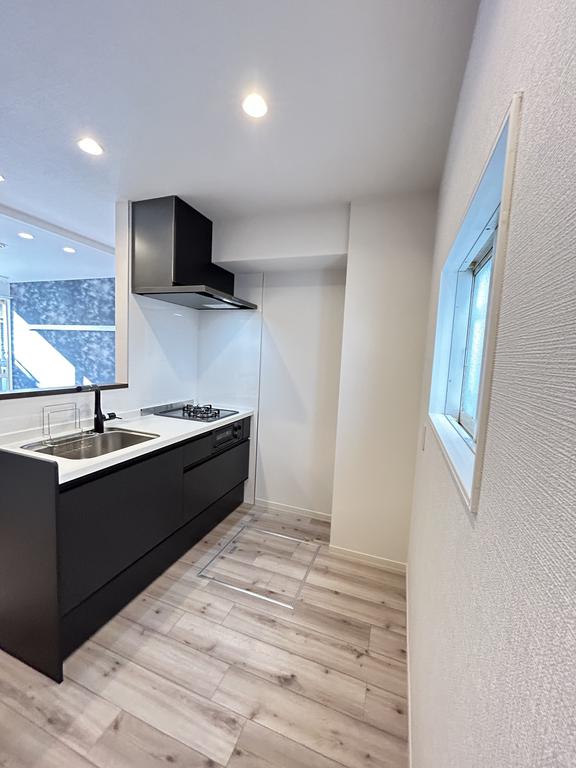 キッチン　2口＋グリル付き対面キッチン！窓があって明るいです♪