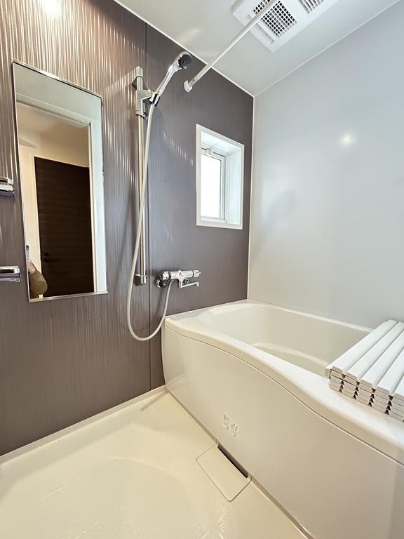 バス・シャワールーム　浴室乾燥機付きバスルーム！窓があって明るいです♪