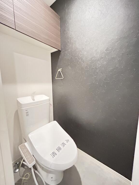 トイレ　温水洗浄便座付きトイレ♪収納棚付き。