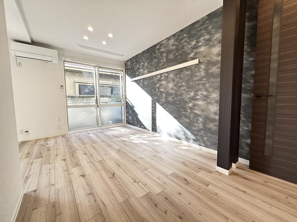 居室・リビング　南向きの明るい12.4帖のリヴィングルーム！