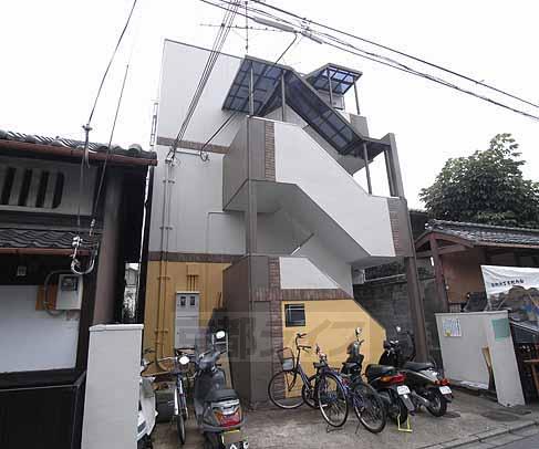 【京都市伏見区京町６丁目のマンションの建物外観】