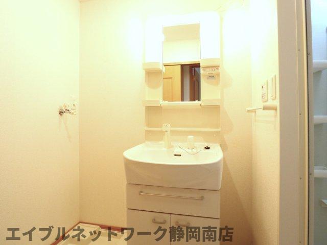洗面設備　使いやすい洗面所です