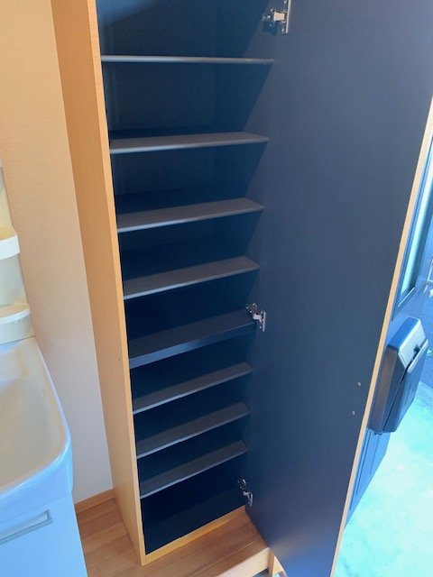 玄関　収納たっぷりの下駄箱付