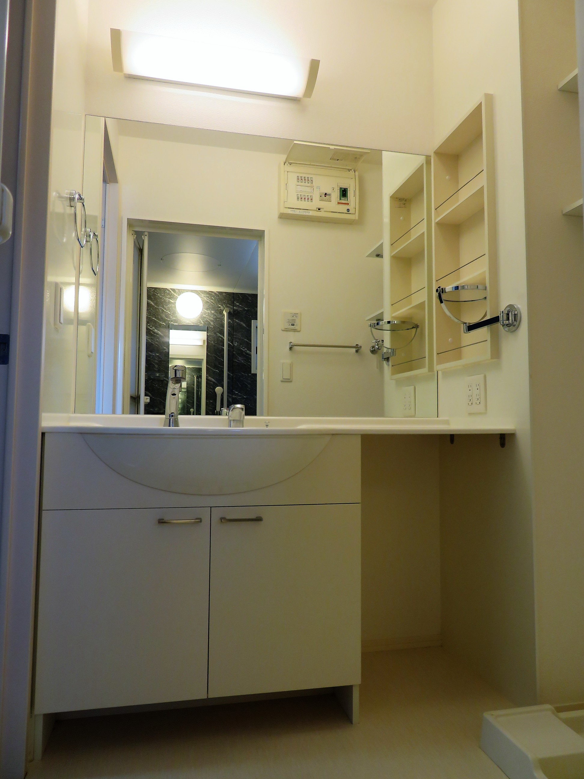 洗面設備　拡大鏡付きの広い洗面台です。