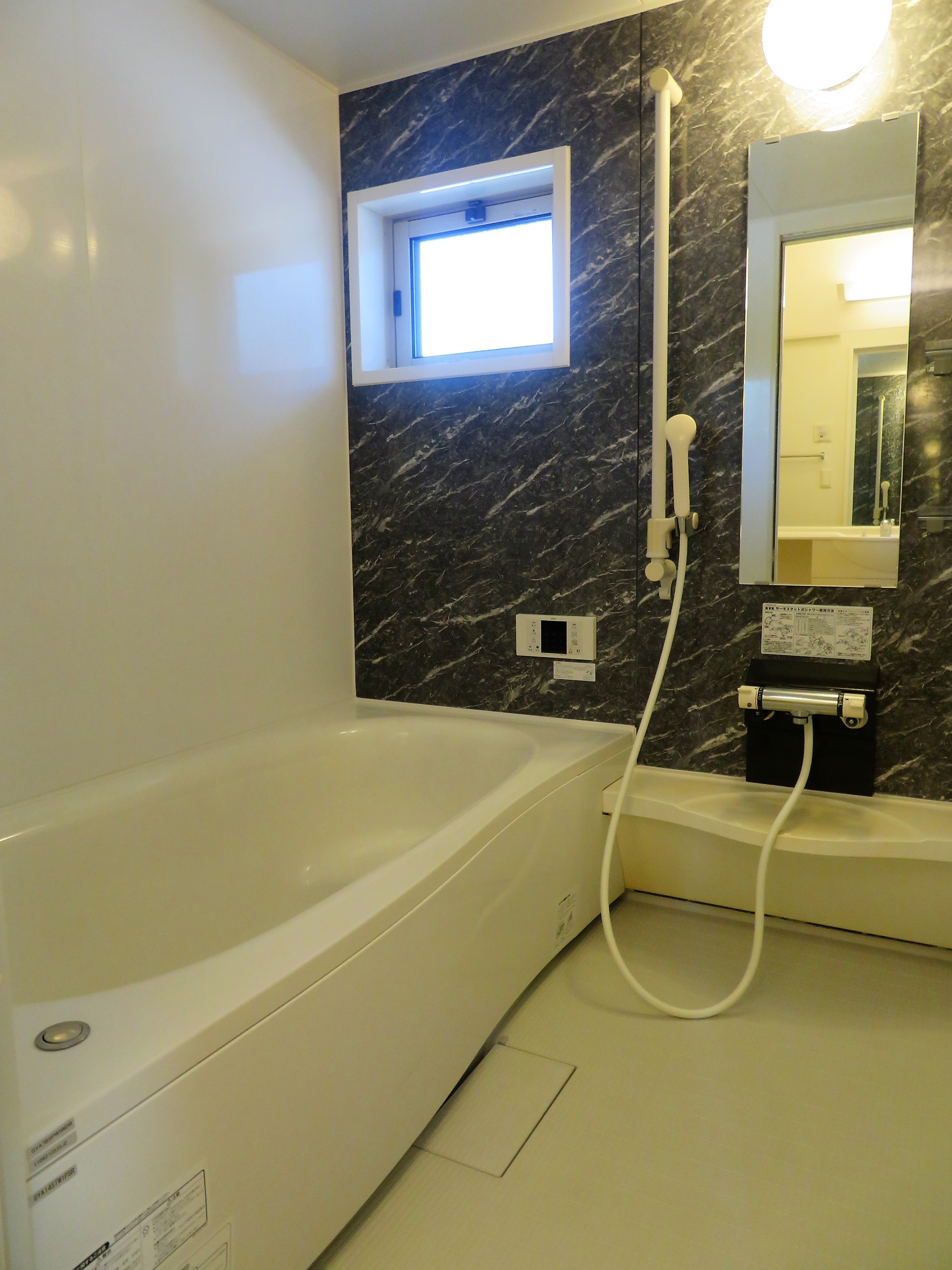 バス・シャワールーム　ゆったり入れる一坪風呂。