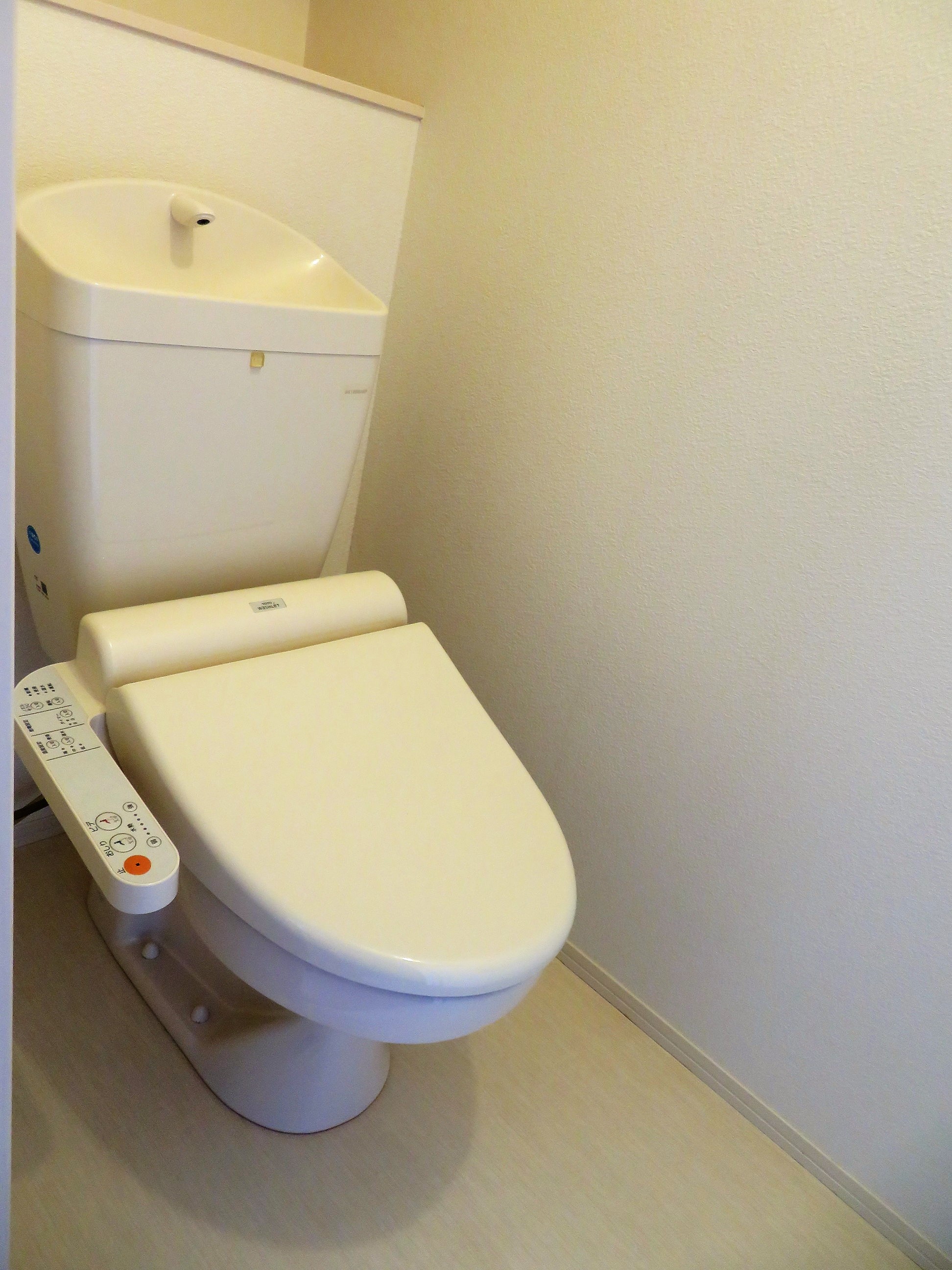 トイレ　上には収納スペースがあります。