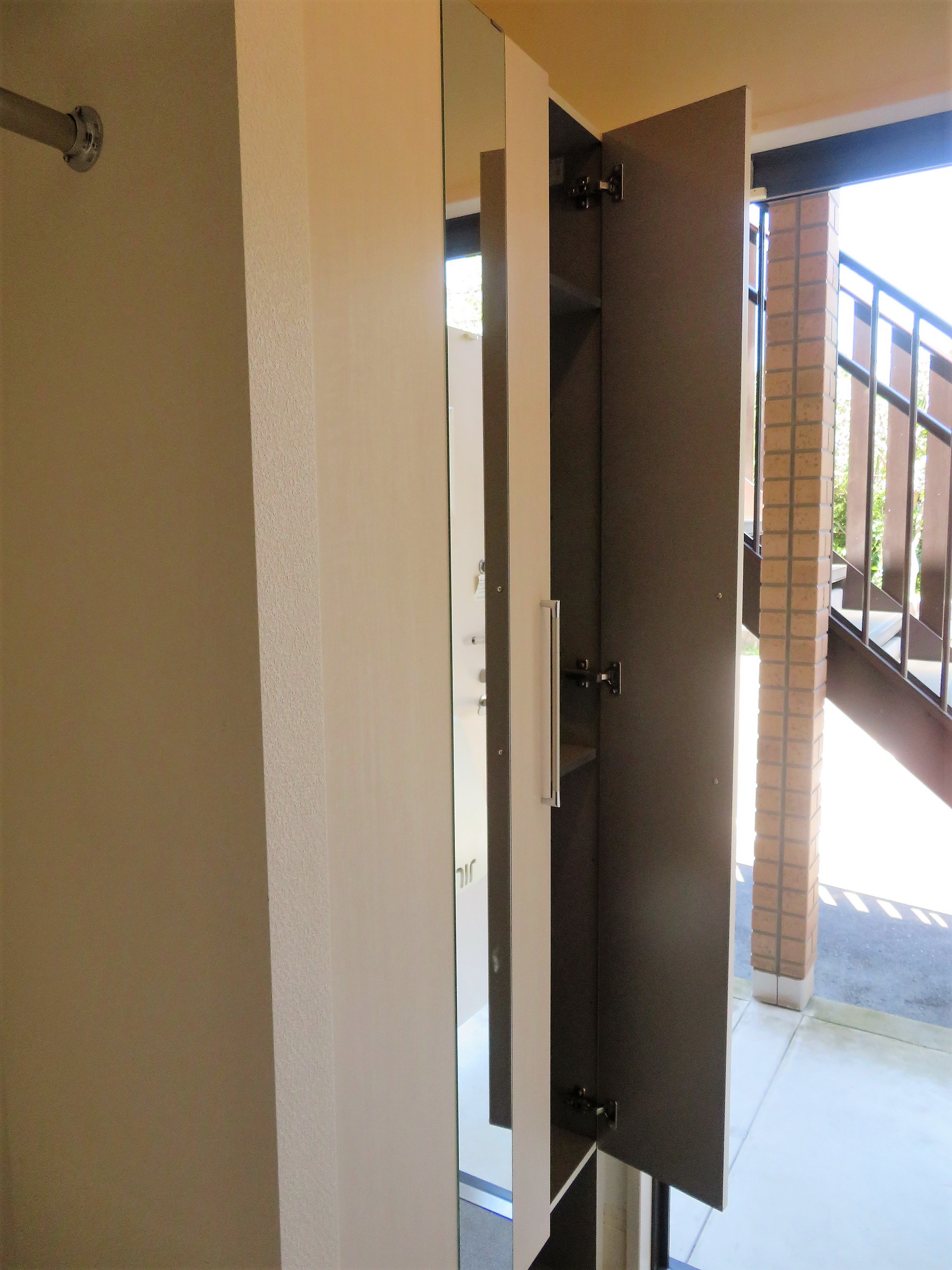 玄関　全面鏡もあり、お出かけ前にチェックできますね♪