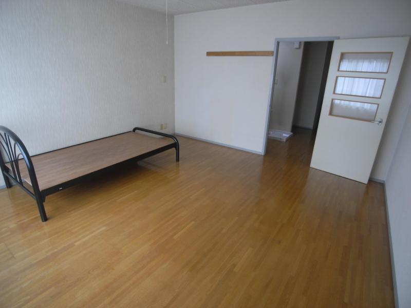 居室・リビング　10帖の洋室です。