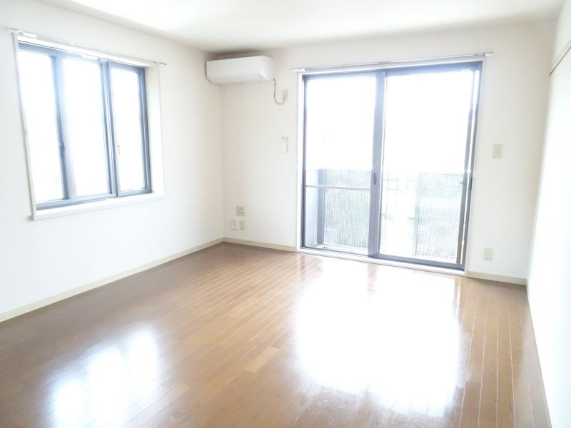 居室・リビング　2面採光の洋室