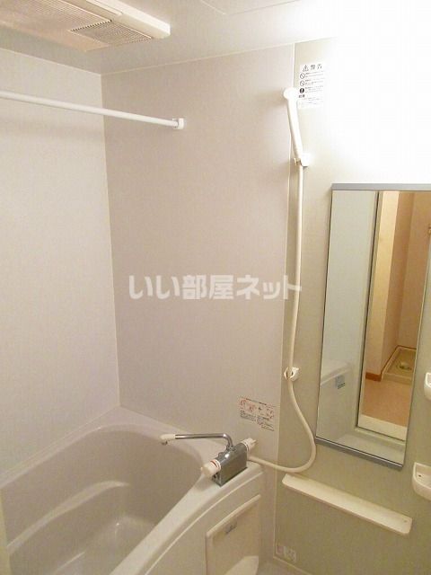 【津市栗真町屋町のアパートのバス・シャワールーム】