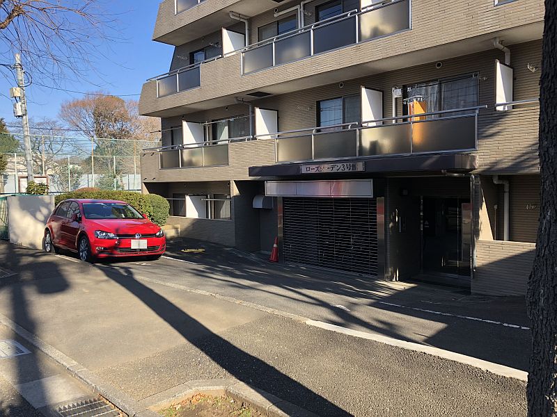 【府中市府中町のマンションの駐車場】