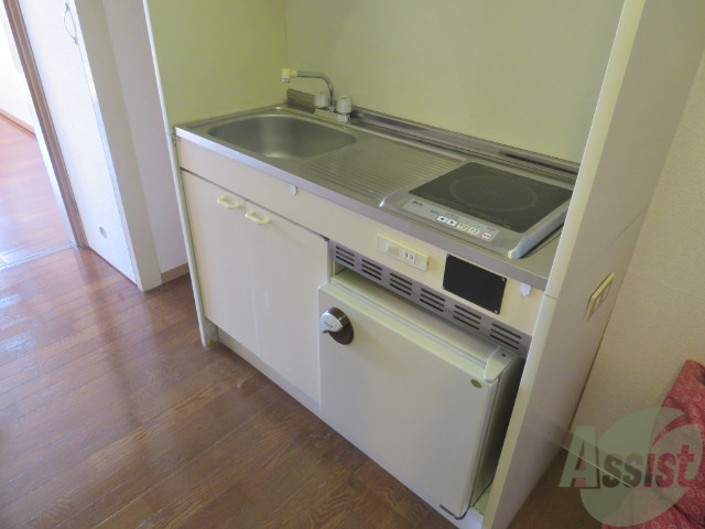 キッチン　一人暮らしにはちょうどいい広さで嬉しいですね