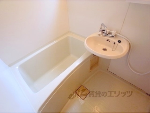 バス・シャワールーム　広めのお風呂です。