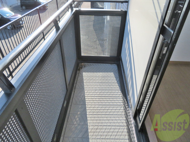 バルコニー　バルコニー。洗濯物がはかどりそうな広さがありますよ。