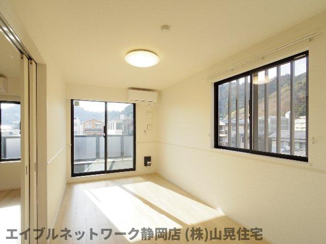 居室・リビング　こちらのリビングで趣味の時間をお楽しみください
