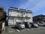 駐車場　駐車場は建物前面にあります（建物塗装前の画像です）