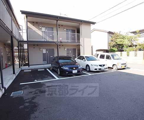 【京都市南区久世殿城町のアパートの駐車場】