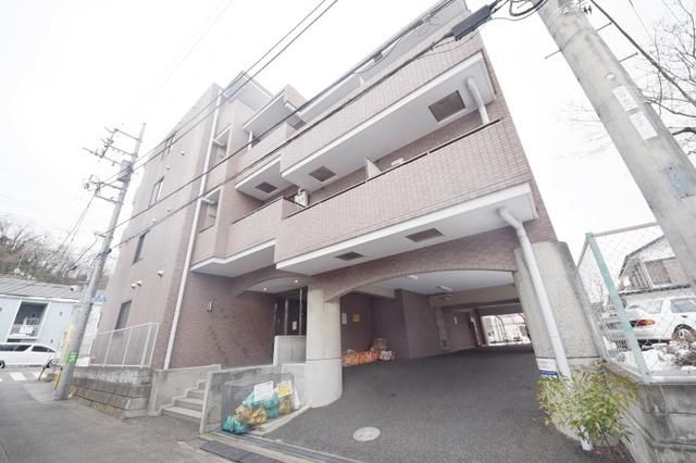 【日野市三沢のマンションの建物外観】