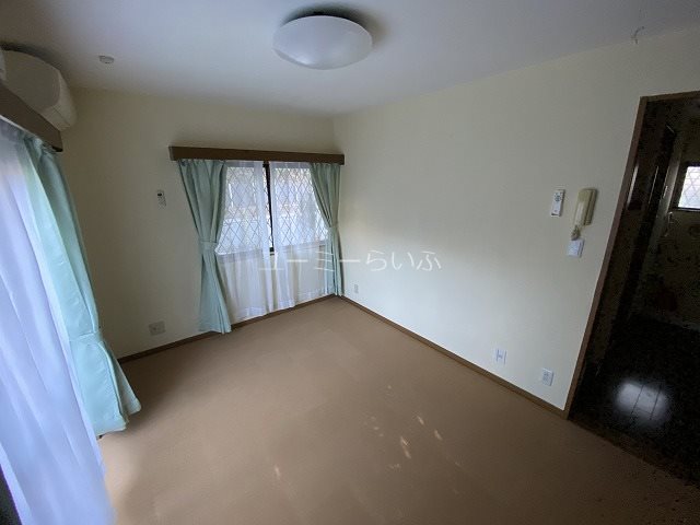 居室・リビング　通電されていないので写真が暗くなっています。