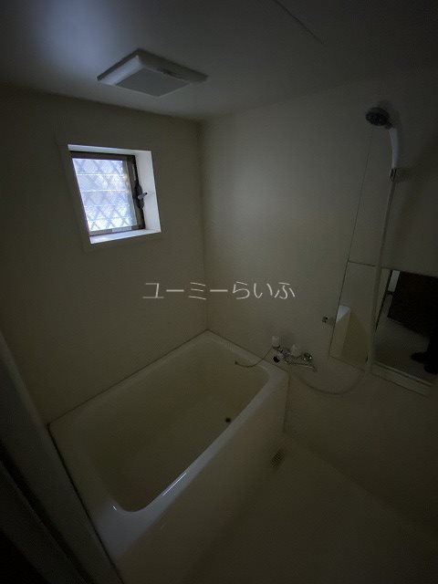 バス・シャワールーム　通電されていないので写真が暗くなっています。