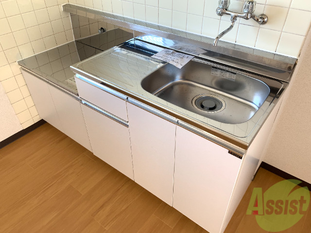 キッチン　キッチンはまな板も置けるほどの広さでのびのびお料理出来ます。