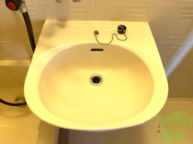 洗面設備　洗面台はこちら。お風呂の隣なのでシャワーなど使えて便利です。