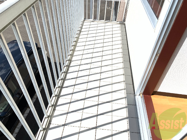 バルコニー　バルコニーは洗濯が出来るほどの幅があります。