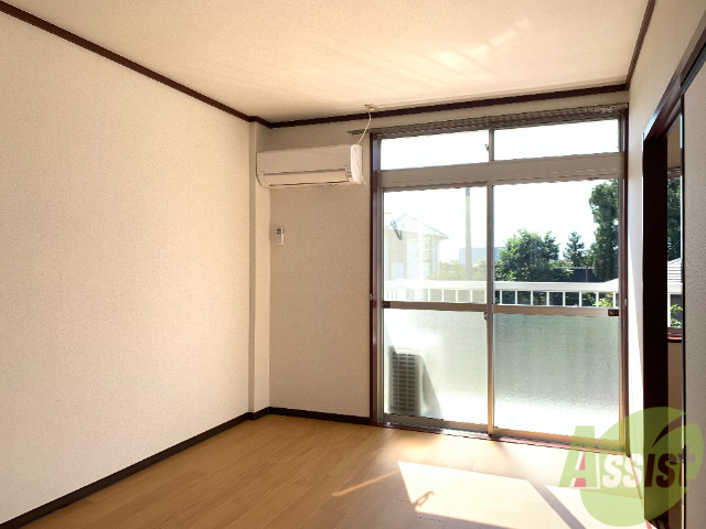 居室・リビング　こちらはリビングです。陽が良く入り温かいです。