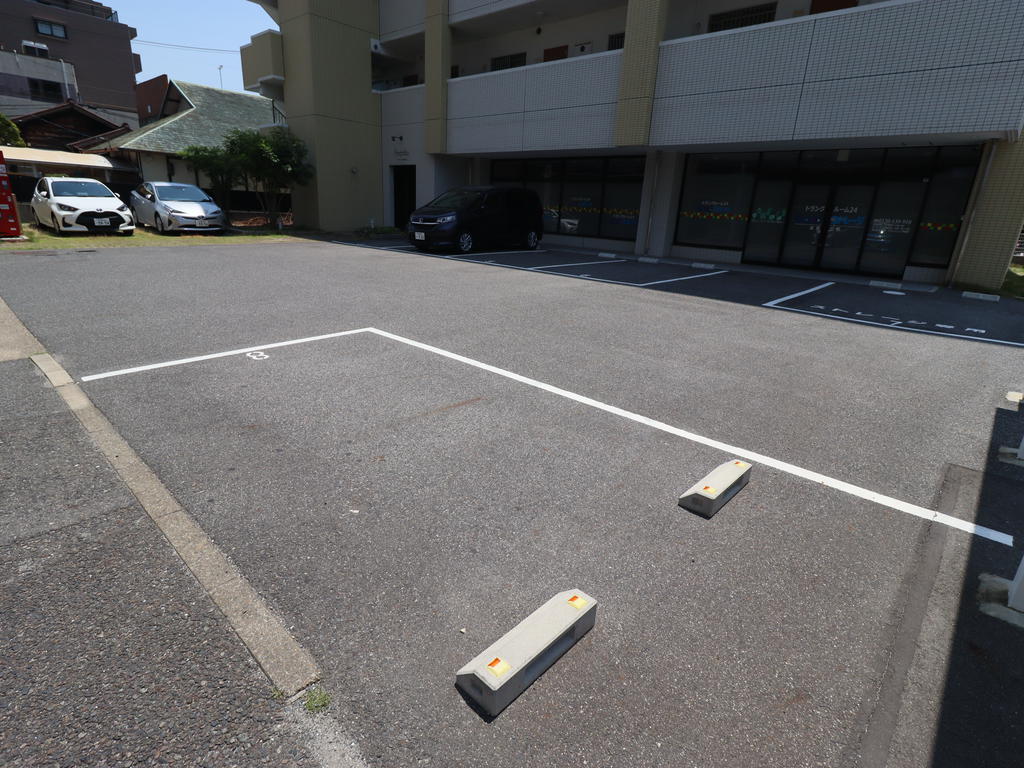 駐車場　敷地内駐車場完備