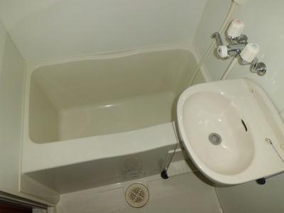 バス・シャワールーム　洗面台付バスルーム。