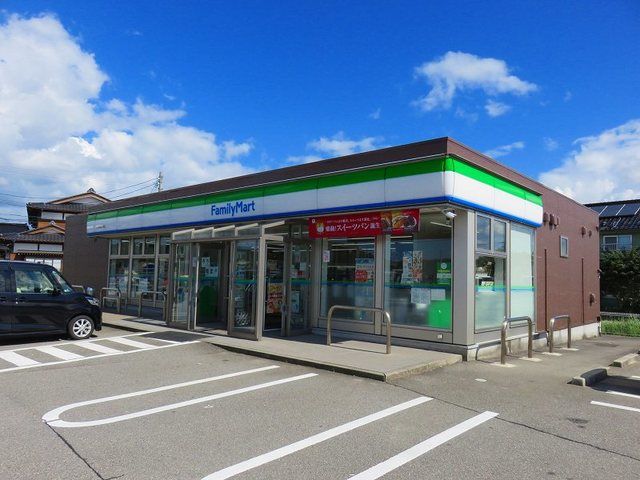 コンビニ　ファミリーマート（コンビニ）まで450m