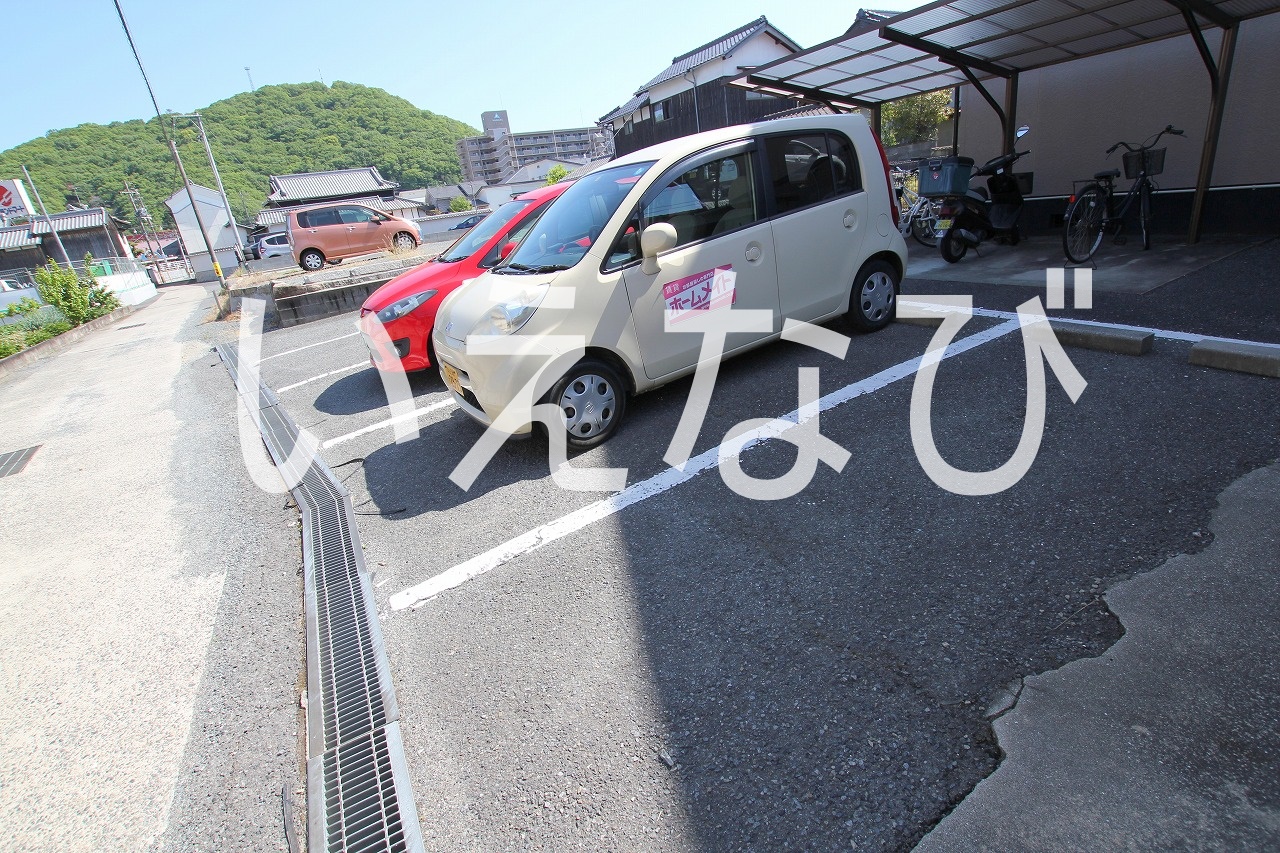 【岡山市北区津高のアパートの駐車場】