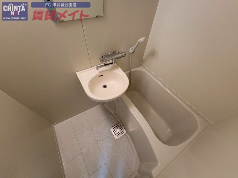 バス・シャワールーム　同じ物件、別部屋の写真です