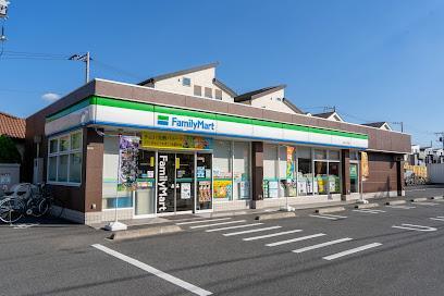 コンビニ　ファミリーマート 六木二丁目店（コンビニ）まで240m