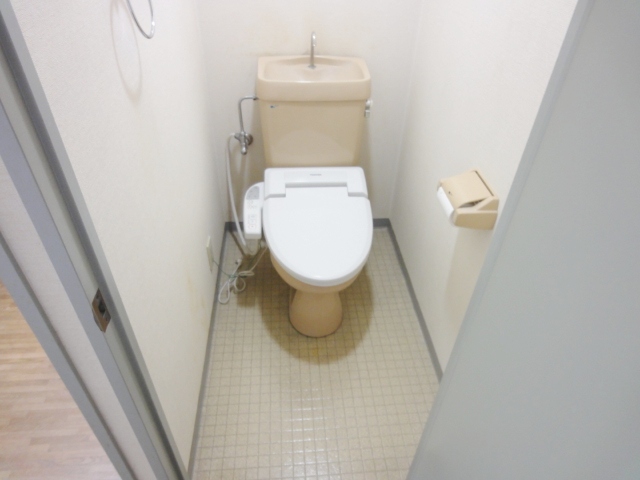 トイレ　同物件、別号室のものです。