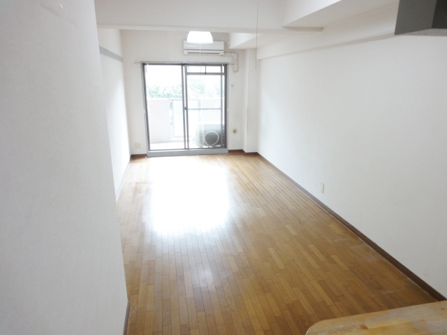 居室・リビング　同物件、別号室のものです。