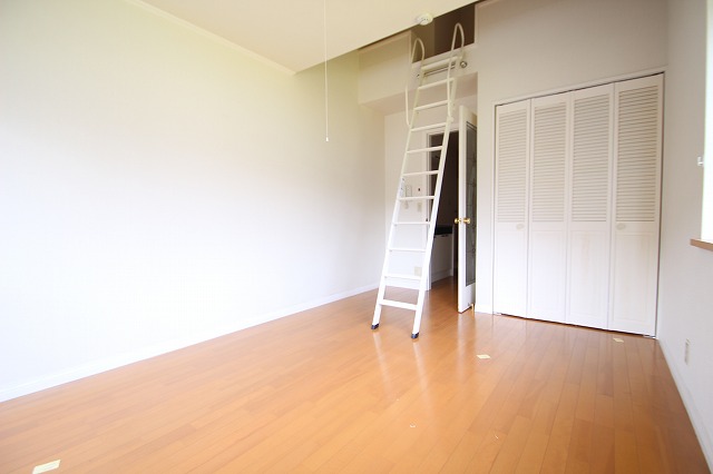 居室・リビング　同物件、別号室のものです。