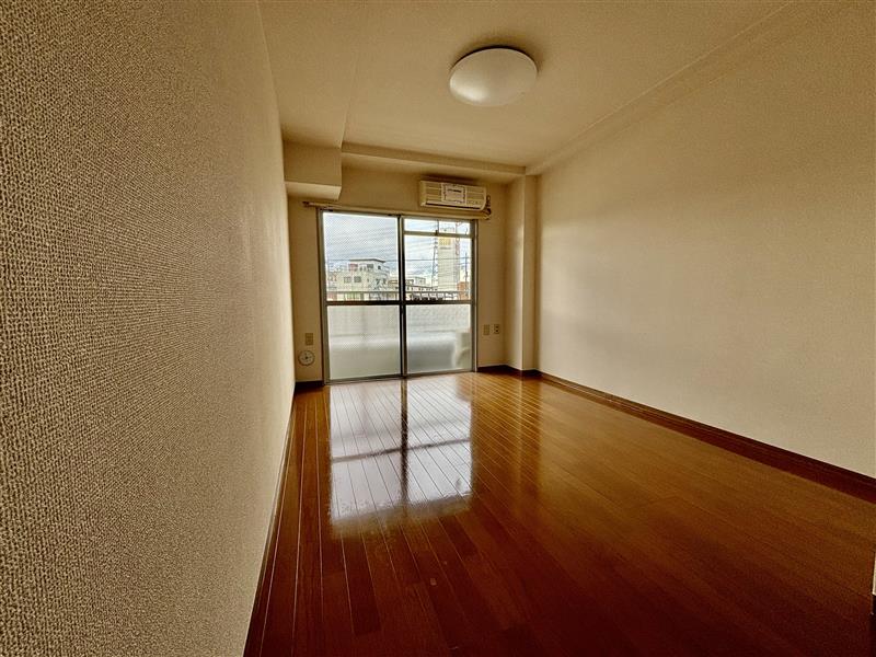 居室・リビング　明るい床は光を反射するのでお部屋の印象もパッと明るくなります