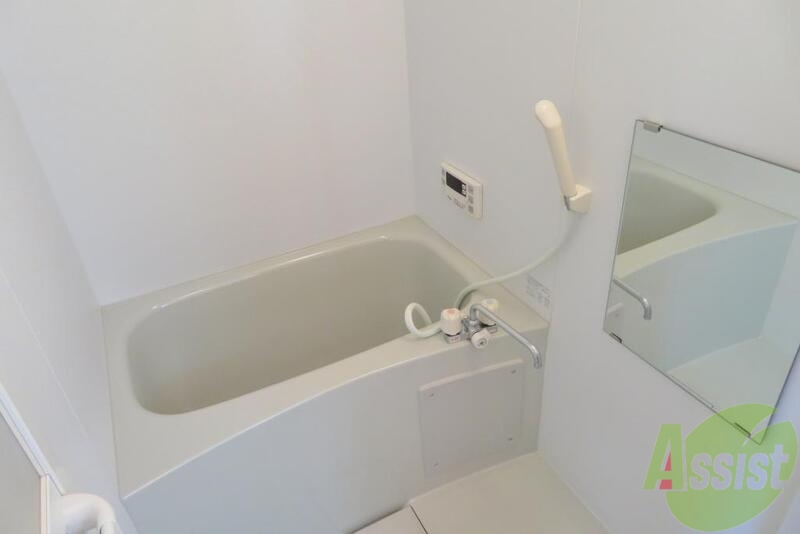 バス・シャワールーム　清潔感のある浴室、鏡もついていてこれはうれしいですね。