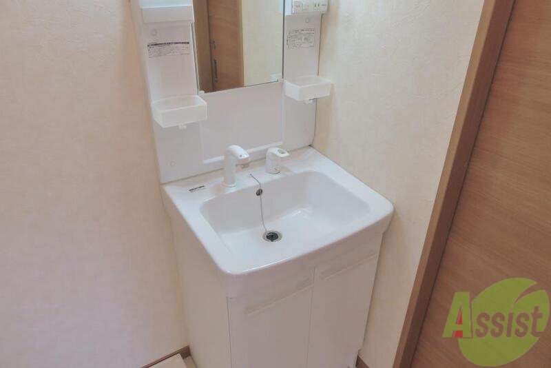 洗面設備　独立洗面になっております。脱衣場になっております。