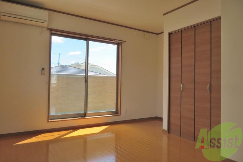 居室・リビング　角部屋となっておりますので、明るく風通しのいいです。