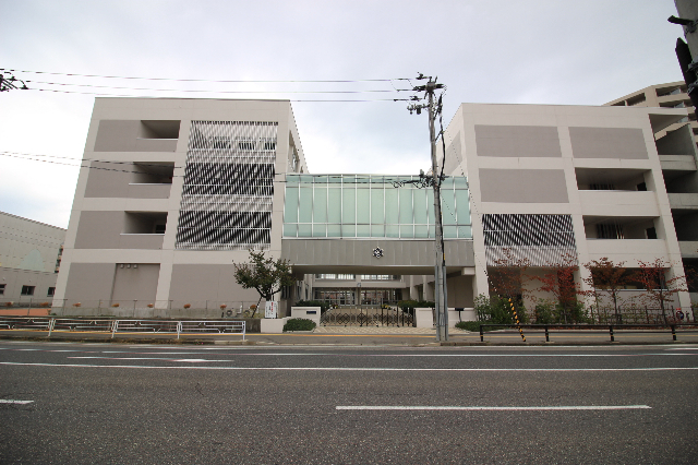 小学校　新潟市立南万代小学校（小学校）まで927m