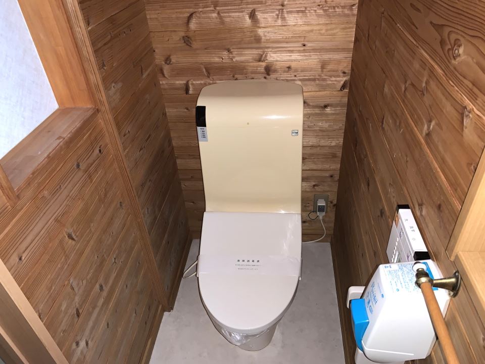 トイレ　温水洗浄便座です。手洗い場もあります！