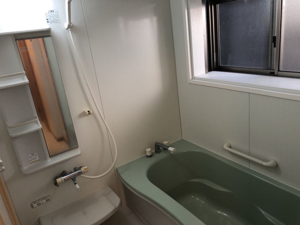 バス・シャワールーム　窓もあるので快適です　手すりが安心！