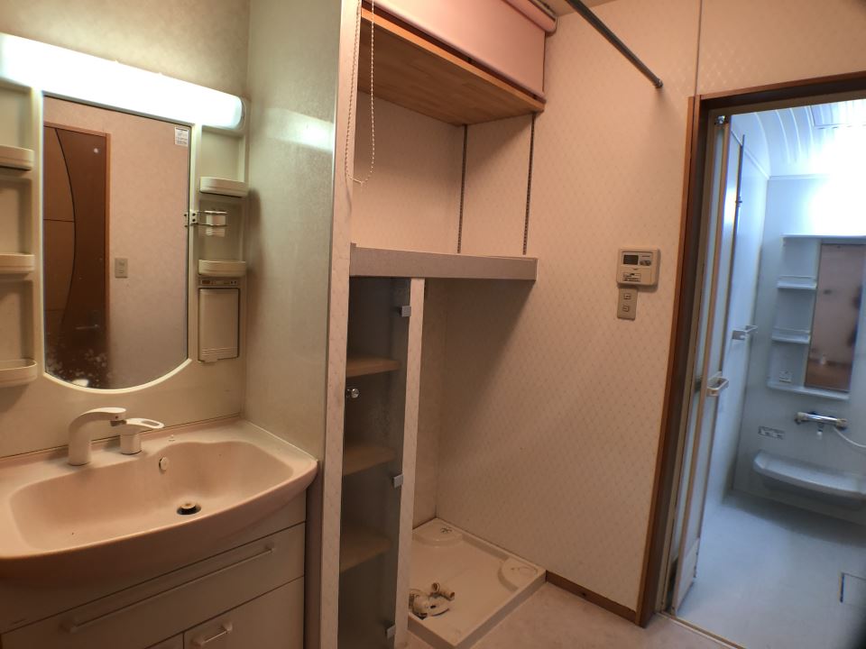 洗面設備　洗濯機置き場は収納が豊富です