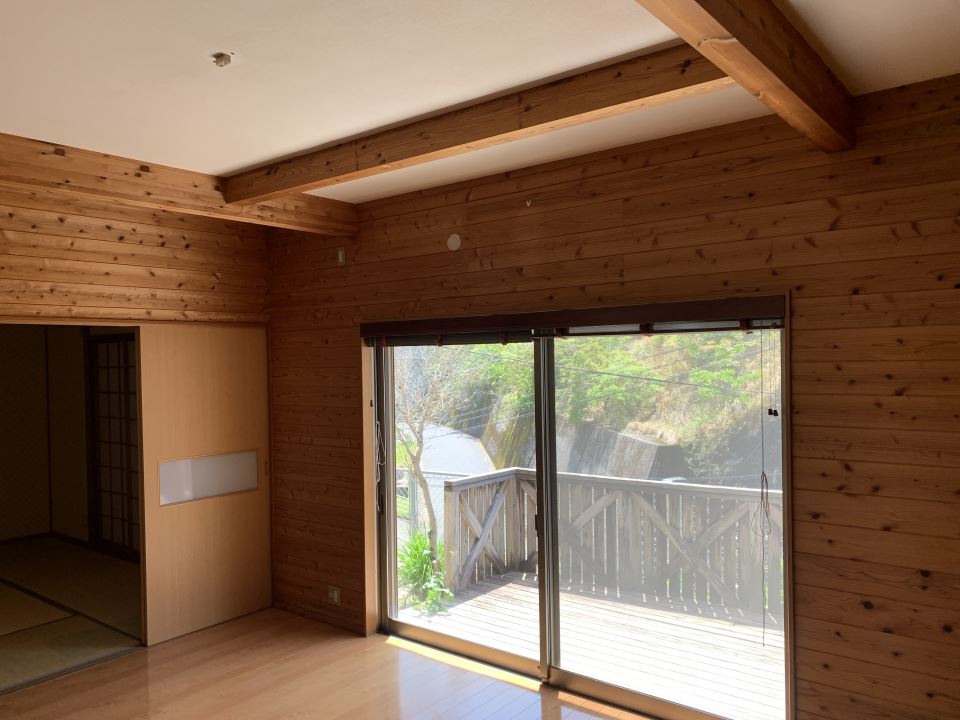 居室・リビング　リビングは大きな窓でテラスへも楽々移動！