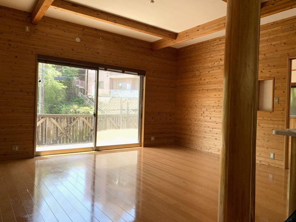 居室・リビング　木のぬくもりのある広いリビング