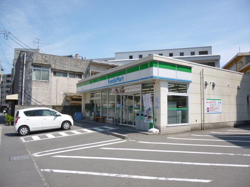 コンビニ　ファミリーマート（コンビニ）まで900m